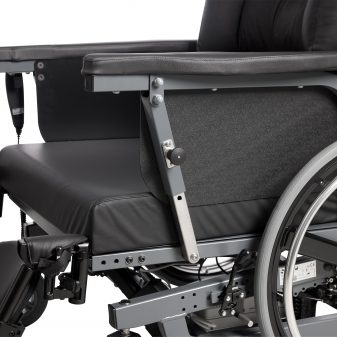 Cobi Cruise bariatrisk komfortkørestol close up fra siden