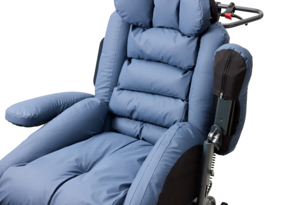 Kamille Komfortkørestol med armlæn vinklet helt op