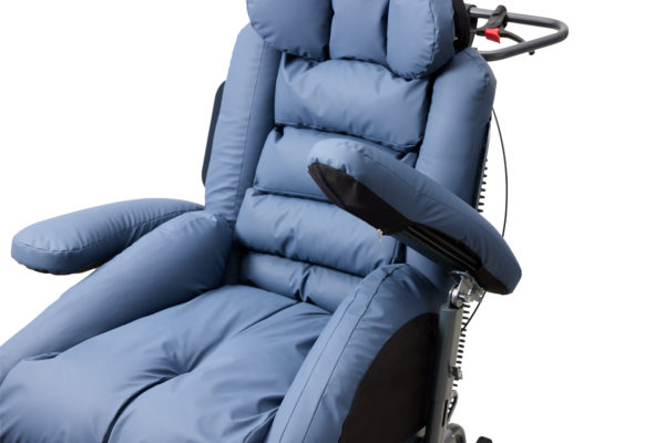 Kamille Komfortkørestol med armlæn vinklet op
